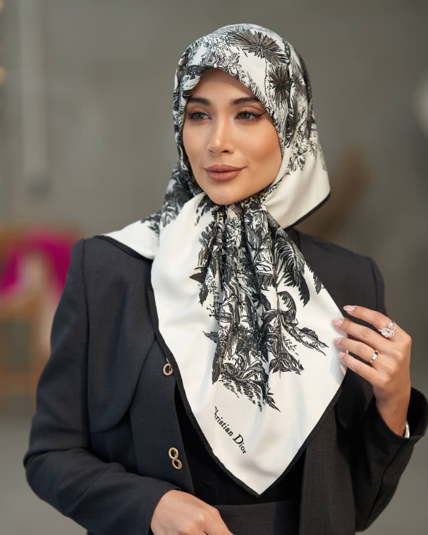 روسری ابریشم طرح مارک جنگل دیور قواره ۹۰